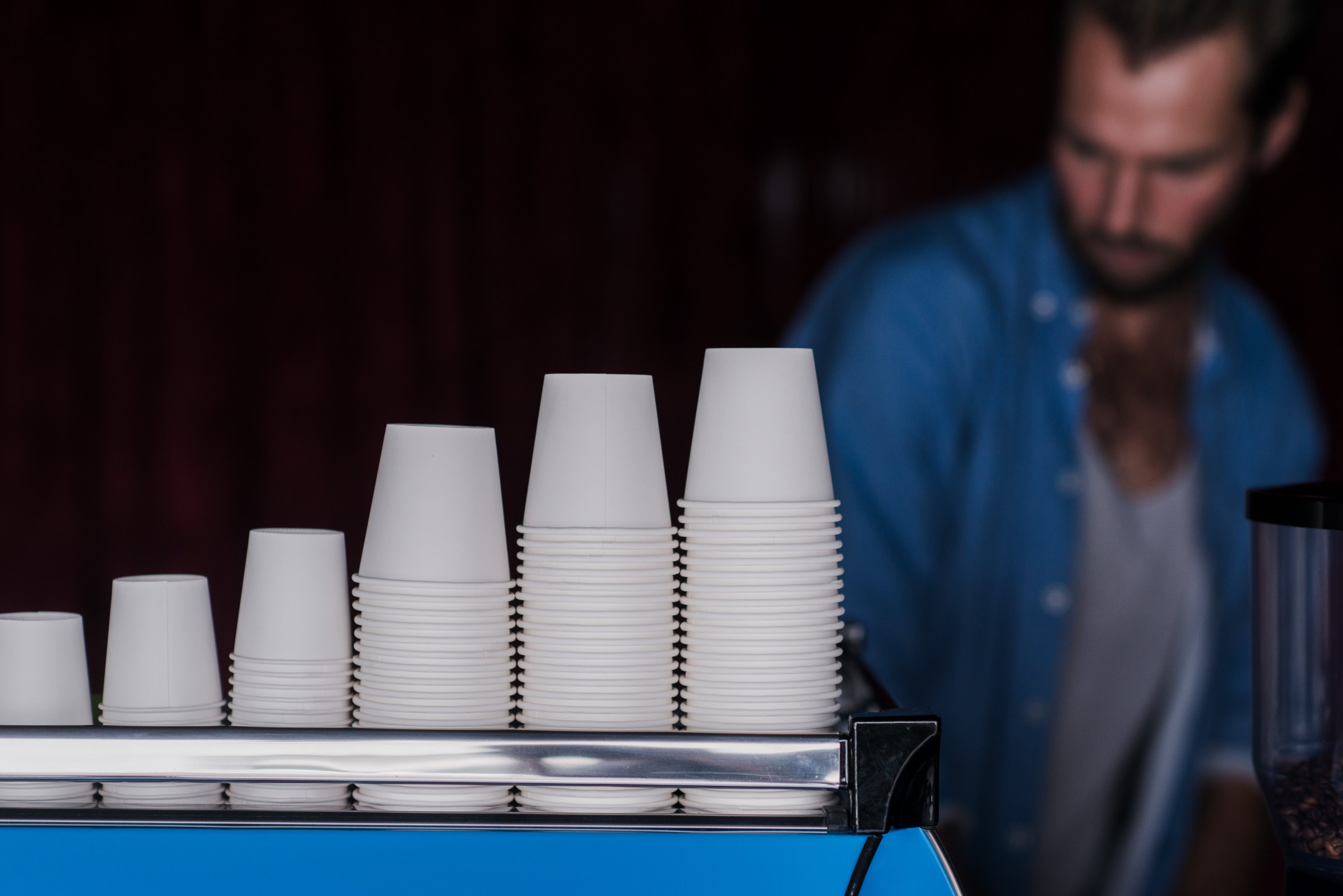 Barista hinter La Marzocco